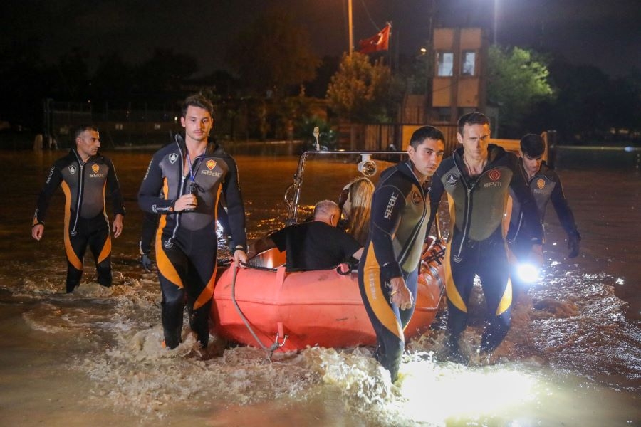İstanbul'da Metrekareye 128 Kg Yağış Düşerken İBB Ekipleri 157 Kişiyi Kurtardı