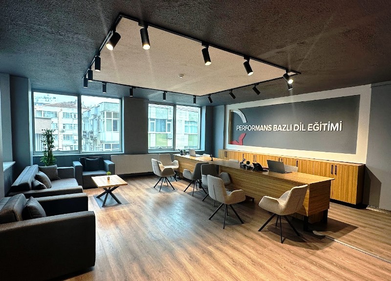 Kuramsal dil öğrenme pratikleri yerini performansa dayalı iletişime bırakıyor