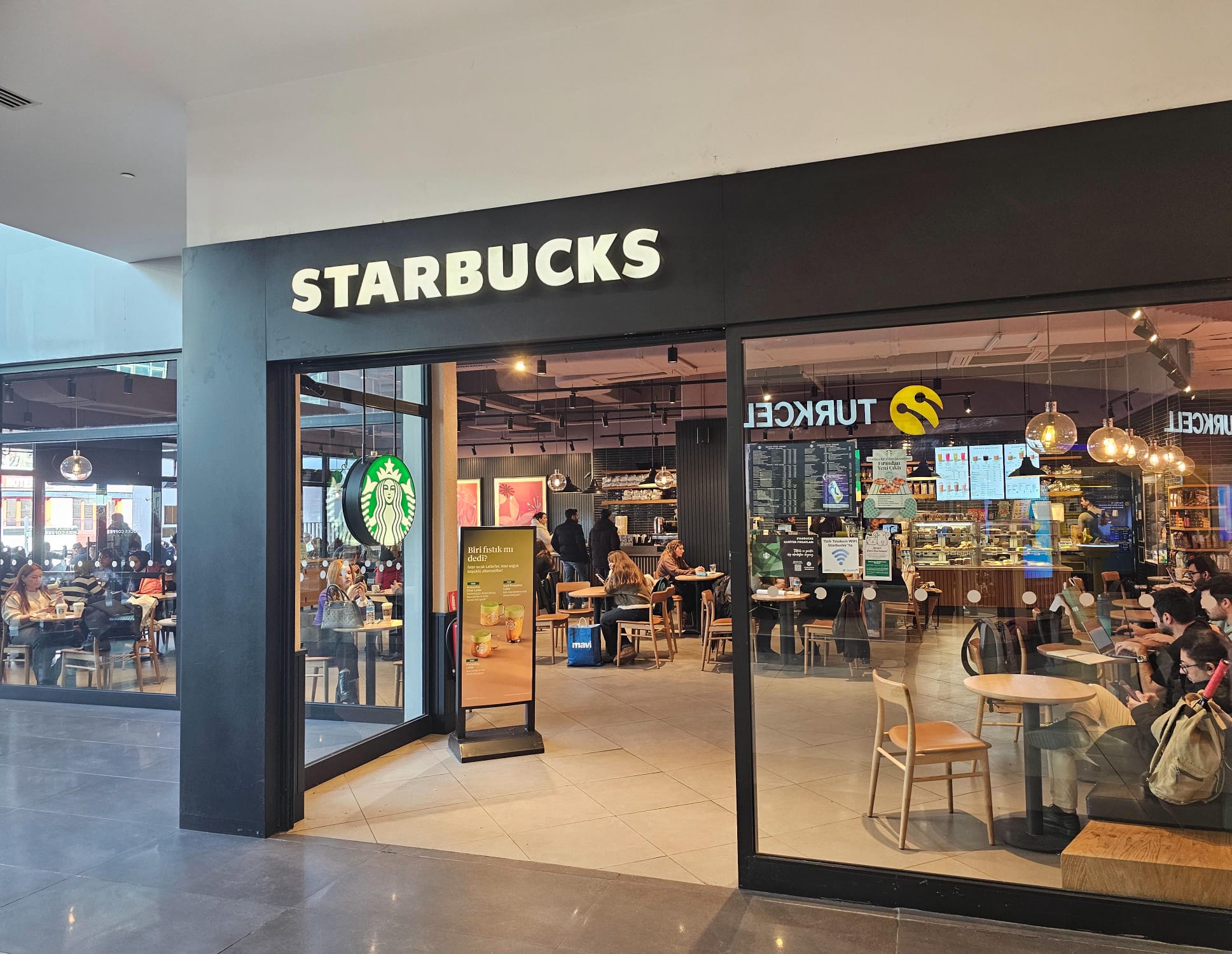 Carousel AVM’deki Starbucks: Temizlik, İlgi ve Mükemmel Kahve